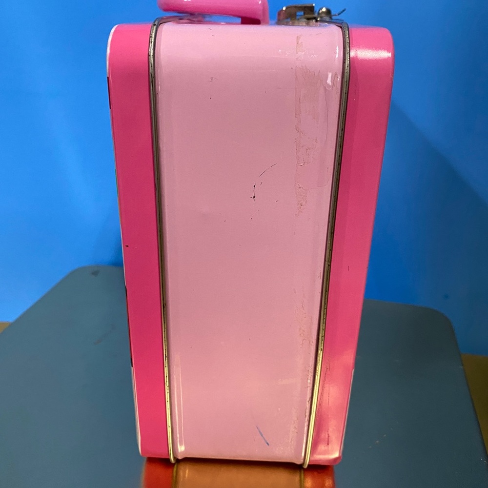 HELLO KITTY 2010 EMBOSSED METAL TOTE w/HANDLE & LATCH PEZ CASE, PLASTIC WINDOW - Picture 14 of 15